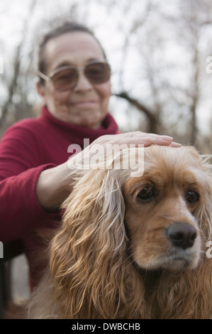 Senior woman tapotant dog Banque D'Images