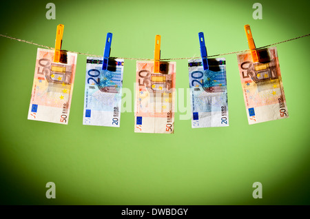 Billets en euro pendu sur une corde à linge avec des pinces à linge. Banque D'Images