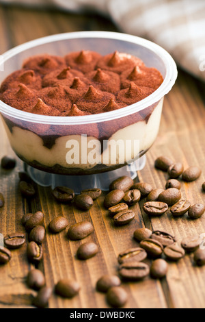 Tiramisu dessert et les grains de café sur la table de cuisine Banque D'Images