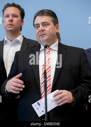 Berlin, Allemagne. Mars 05th, 2014. Sigmar Gabriel (SPD), Ministre de l'économie et de l'Énergie, (outre les membres du conseil consultatif de jeunes 'économie numérique') donner une déclaration de presse après la réunion du conseil consultatif de l'économie numérique 'jeunes' au Ministère fédéral de l'économie et de l'énergie à Berlin. / Photo : Sigmar Gabriel (SPD), Ministre de l'économie et de l'énergie, Banque D'Images