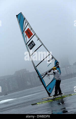 Saint-pétersbourg, Russie. 4e Mar, 2014. À Saint-Pétersbourg, sur le golfe de Finlande passe de la glace en hiver, la Coupe du monde version voile WISSA (Association mondiale de la glace et neige voile). Au cours de ses 30 années d'existence, le championnat a eu lieu pour la première fois sur le territoire de la Russie. Credit : Andreï Pronin/NurPhoto ZUMAPRESS.com/Alamy/Live News Banque D'Images