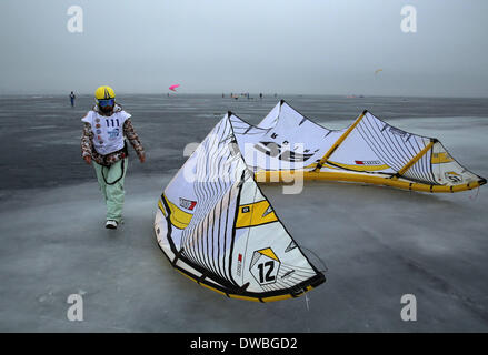 Saint-pétersbourg, Russie. 4e Mar, 2014. À Saint-Pétersbourg, sur le golfe de Finlande passe de la glace en hiver, la Coupe du monde version voile WISSA (Association mondiale de la glace et neige voile). Au cours de ses 30 années d'existence, le championnat a eu lieu pour la première fois sur le territoire de la Russie. Credit : Andreï Pronin/NurPhoto ZUMAPRESS.com/Alamy/Live News Banque D'Images