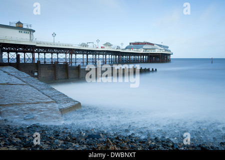 Jetée de Cromer et plage en hiver à Norfolk en Angleterre Banque D'Images