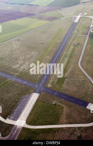 Vue aérienne de la RAF Cranwell près de Sleaford, un aéroport avec deux pistes Banque D'Images