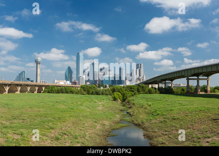 Dallas, Texas, USA, pont sur l'Autoroute de la plaine inondable de la rivière de Dallas et du centre ville Banque D'Images