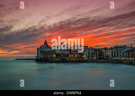 Coucher de soleil spectaculaire à Sitges, Catalogne, Espagne Banque D'Images