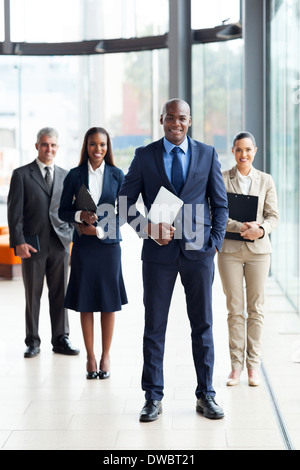 Convaincus de l'Afrique de l'homme chef d'entreprise et de l'équipe in office Banque D'Images