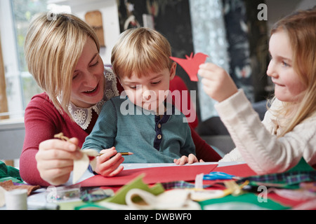 La mère et deux enfants dessin à table de cuisine Banque D'Images