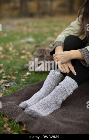 La section basse de femme portant de chaussettes en camping Banque D'Images