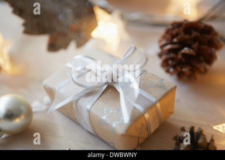 Table de Noël avec des lumières, cadeaux et de pins Banque D'Images