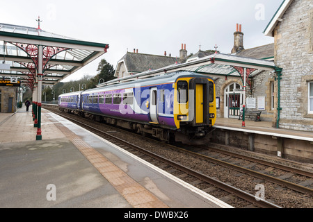 En train La gare la Grange Over Sands Cumbria UK Banque D'Images