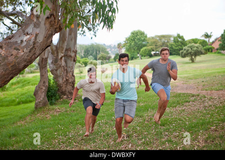 Des garçons jouent à touch rugby Banque D'Images
