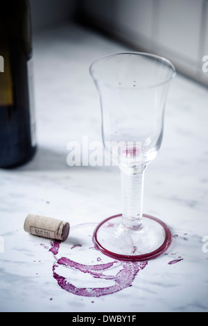 Vin rouge vide verre, bouteille de vin, des taches et de liège de marbre blanc Banque D'Images