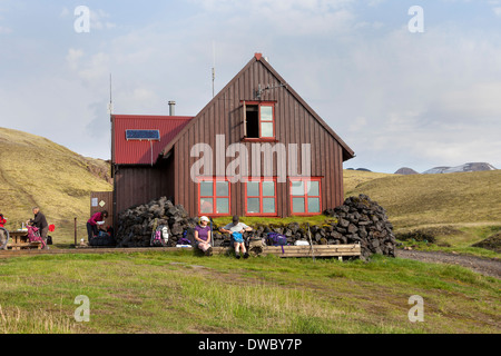 Les randonneurs se reposant devant la cabane de montagne Islande Strutur Banque D'Images