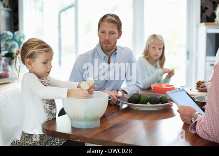 Père et filles de préparer des aliments dans la cuisine Banque D'Images