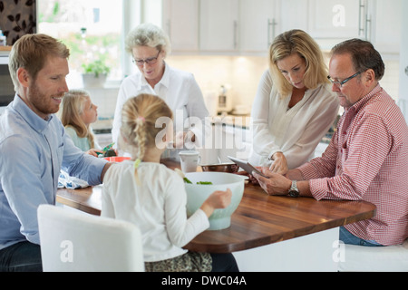 Family preparing food in kitchen Banque D'Images