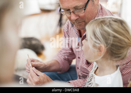 Grand-père et sa petite-fille jeu de puzzle cartes à jouer à la maison Banque D'Images