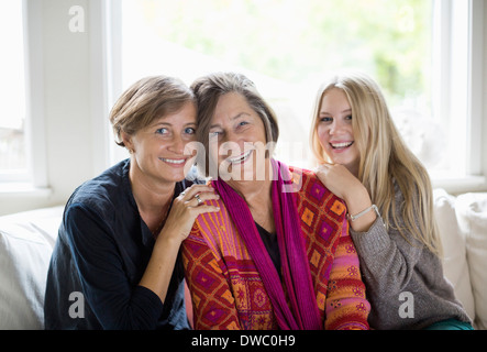 Portrait of happy trois femelles de la génération dans la salle de séjour Banque D'Images