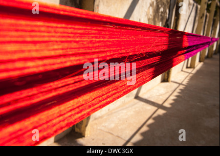 L'Inde Tamil Nadu nouvellement Kanchipuram teints en rouge & purple silk threads thread hung out to dry production fabrication en usine Banque D'Images