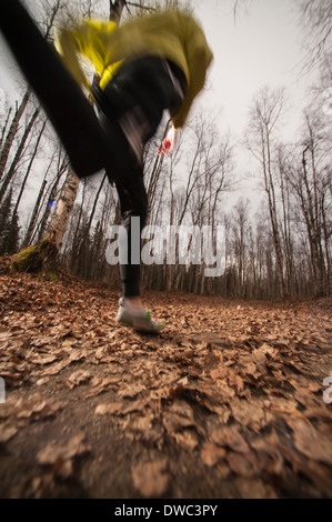 Low angle photo d'action d'une personne sur les feuilles tombées du trail Banque D'Images