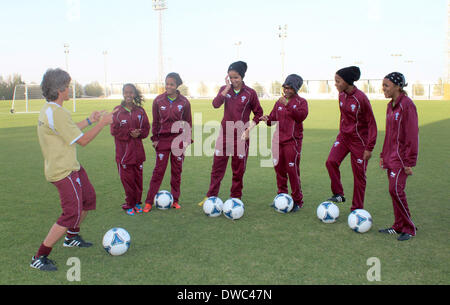 L'entraîneur de l'équipe nationale de football allemande de la femmes qatariennes Monika Staab (L) se trouve sur le terrain d'entraînement à Doha, Qatar, 05 mars 2014. Pour plus d'un an, les 55 ans a été l'entraîneur-chef de l'équipe féminine de soccer au Qatar. Elle pense qu'une coupe du monde 2022 en été est impossible. Photo : ULLI BUENGER Banque D'Images