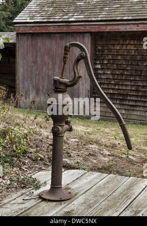 Pompe à eau à l'ancienne. Banque D'Images
