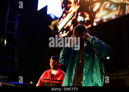 San Diego, Californie, USA. 4 mars 2014. Sinik (aka Snoop Lion, DJ Snoopadelic) effectue au centre-ville de San Diego Gaslamp Mardi Gras le 4 mars 2014 Crédit : Craig M. Eisenberg/Alamy Live News Banque D'Images