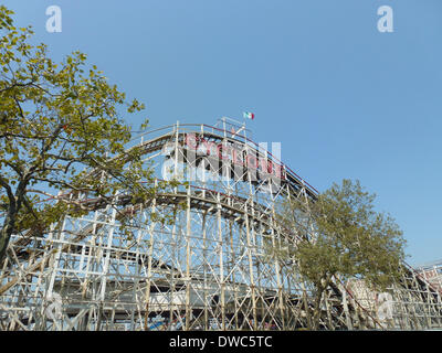 La côte en bois Cyclone à Astroland à Brooklyn, New York City, USA, 21 août 2014. La montagne russe a été construite par Vernon Keenan et construit par Harry C. Baker. Il ouvre ses portes le 26 juin 1927. Depuis 1991, il a été répertorié comme un "Monument Historique National". Photo : Alexandra Schuler Banque D'Images