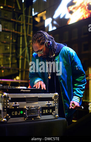 San Diego, Californie, USA. 4 mars 2014. Sinik (aka Snoop Lion, DJ Snoopadelic) effectue au centre-ville de San Diego Gaslamp Mardi Gras le 4 mars Crédit : Craig M. Eisenberg/Alamy Live News Banque D'Images