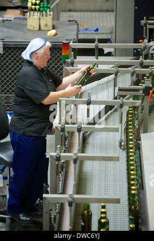 Un ouvrier de la production vérifie la qualité des bouteilles de whisky à l'usine William Grant & Sons à Bellshill. Banque D'Images