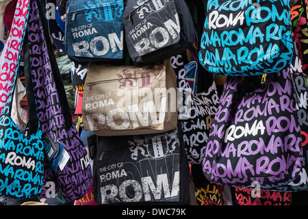 Sacs roms pour la vente au magasin local, Rome, Italie Banque D'Images