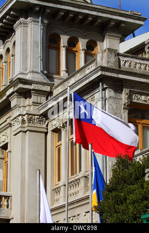 Bâtiment officiel à Punta Arenas avec le détroit de Magellan Banque D'Images