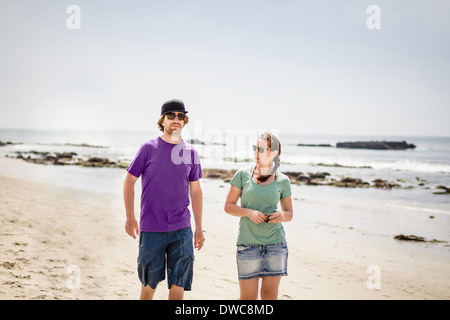 Jeune couple walking on beach, Laguna Beach, Californie, USA Banque D'Images