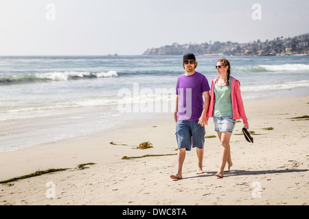 Jeune couple strolling on beach, Laguna Beach, Californie, USA Banque D'Images