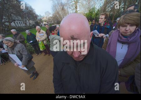 Londres, Royaume-Uni. 5Th Mar, 2014. Les militants de la paix chrétienne et partisans tenaient leur liturgie du Mercredi des Cendres devant le ministère de la Défense l'appel de remords pour les guerres le Royaume-Uni a engagé. Credit : Gail Orenstein/ZUMAPRESS.com/Alamy Live News Banque D'Images