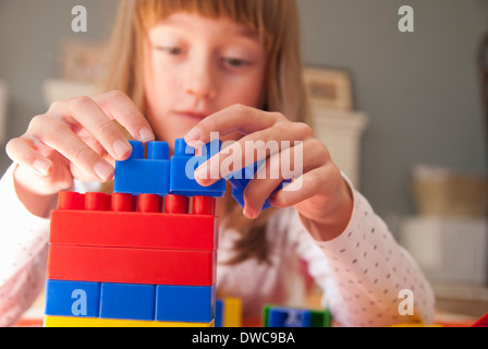 Fille jouant avec des blocs de construction Banque D'Images