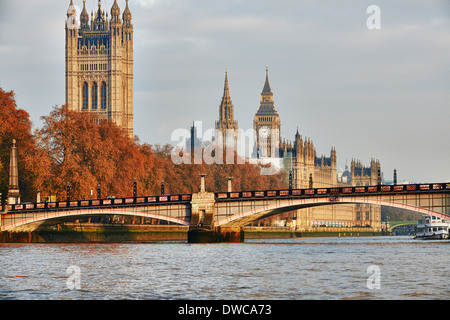 Avis de Lambeth Bridge, du Parlement et de la Tamise, Londres, UK Banque D'Images