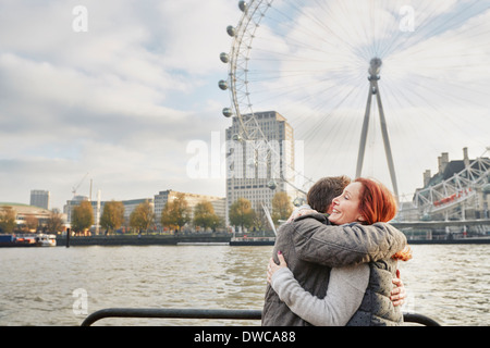 Tourisme mature couple hugging près de London Eye, London, UK Banque D'Images