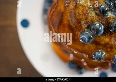 Vue de dessus de la vie encore des pancakes aux myrtilles au sirop d'érable Banque D'Images