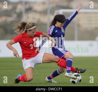 La Manga, en Espagne. 5 mars 2014. Le Japon v Angleterre sous 23 tournoi femmes, La Manga Club, Espagne. L'Angleterre Rachel Daly batailles avec le Japon est Hanae Shibata Photo par Tony Henshaw/Alamy Live News Banque D'Images