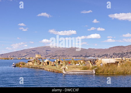 L'Île flottante Uro, Lac Titicaca, Puno, Pérou, Amérique du Sud Banque D'Images