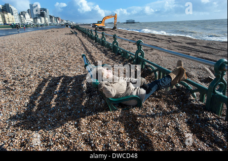 La plage de Brighton après les tempêtes qui ont poussé des milliers de tonnes de cailloux et de galets de la plage sur la promenade, submergeant les bancs sur la prom. Banque D'Images