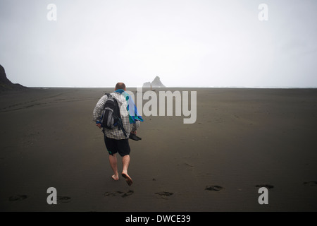 Homme marchant sur Karekare beach, Karekare, Nouvelle-Zélande Banque D'Images