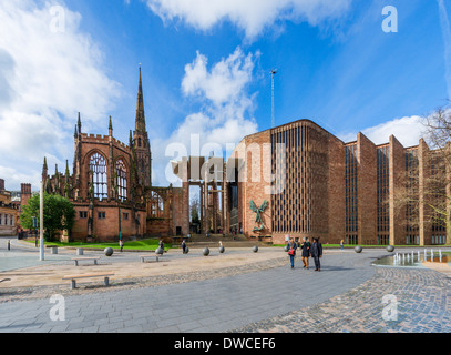 La cathédrale de Coventry (St Michael's) bombardé avec ruines de l'ancienne cathédrale à gauche, Coventry, West Midlands, England, UK Banque D'Images