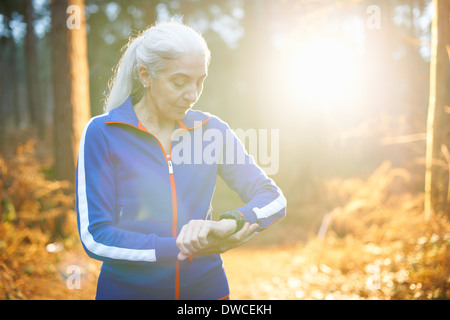 Young woman wearing Tracksuit top contrôle du temps Banque D'Images