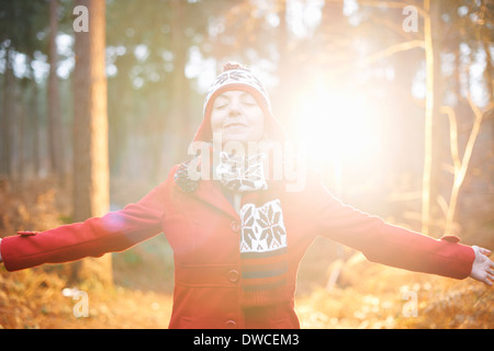 Mature Woman in hat et enduire avec bras Banque D'Images