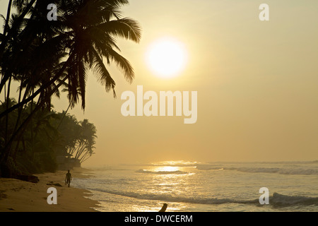 Plage tranquille dans la lumière du matin, Galle, au Sri Lanka, en Asie Banque D'Images