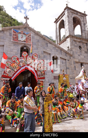 Parade de costumes traditionnels à Aguas Calientes, Pérou, Amérique du Sud Banque D'Images