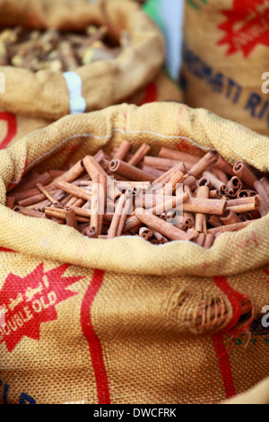 Grand sac avec des bâtons de cannelle dans le marché indien Banque D'Images