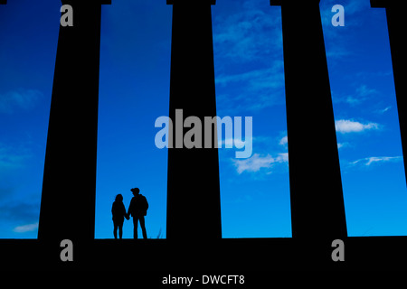 Un jeune couple nous tenir la main sur le Monument National de l'Ecosse sur Calton Hill à Édimbourg Banque D'Images